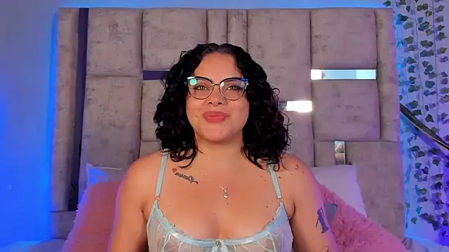 lunamartiinez online show from 5, 2, 2025