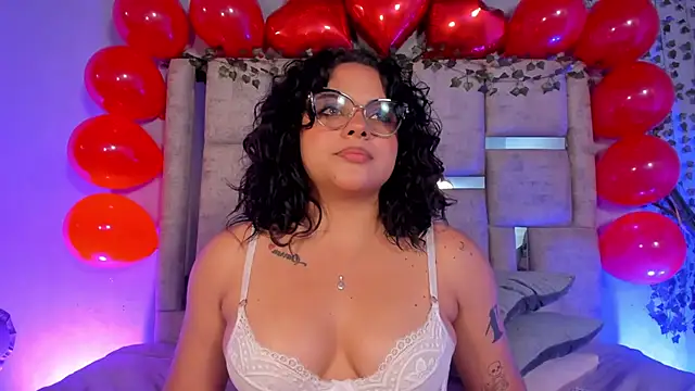 lunamartiinez online show from 15, 2, 2025