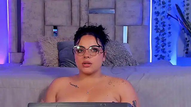 lunamartiinez online show from 15, 2, 2025