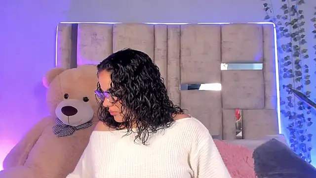 lunamartiinez online show from 18, 2, 2025