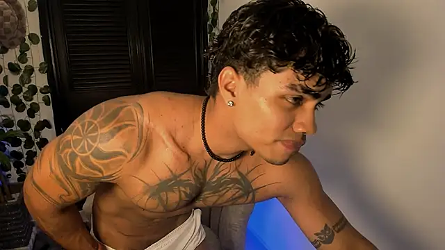 Snapshot of Young_laroi chatting on 2, 3, 2025 Young laroi online show from 2, 3, 2025