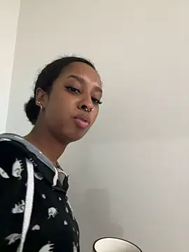 Snapshot of Your_Paris chatting on 27, 10, 2025 Your Paris online show from 27, 10, 2025