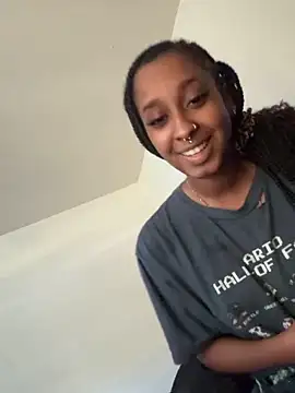 Snapshot of Your_Paris chatting on 6, 11, 2025 Your Paris online show from 6, 11, 2025