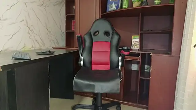 MissEscarleth online show from 18, 10, 2025