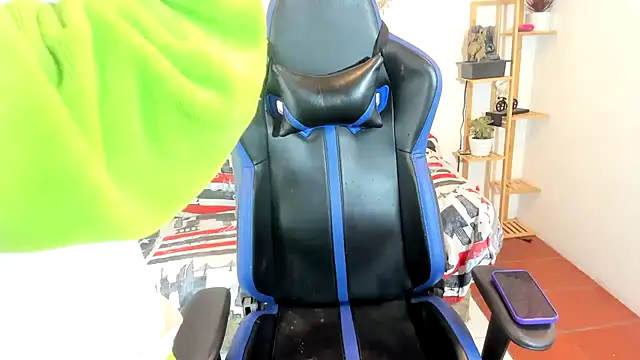 Snapshot of oliverhot2005 chatting on 21, 10, 2025 oliverhot2005 online show from 21, 10, 2025