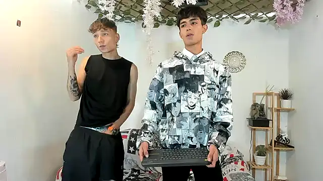 Snapshot of oliverhot2005 chatting on 4, 11, 2025 oliverhot2005 online show from 4, 11, 2025