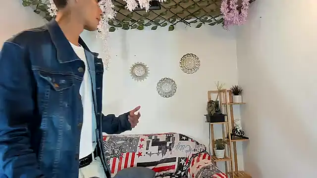 Snapshot of oliverhot2005 chatting on 5, 11, 2025 oliverhot2005 online show from 5, 11, 2025