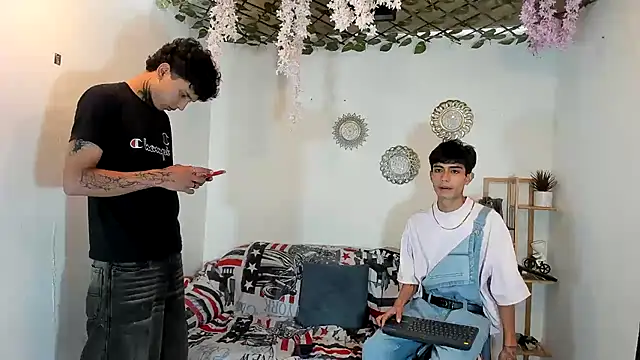 Snapshot of oliverhot2005 chatting on 10, 11, 2025 oliverhot2005 online show from 10, 11, 2025