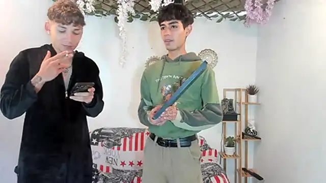 Snapshot of oliverhot2005 chatting on 15, 11, 2025 oliverhot2005 online show from 15, 11, 2025