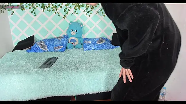 Snapshot of oliverhot2005 chatting on 23, 11, 2025 oliverhot2005 online show from 23, 11, 2025