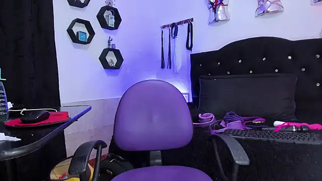 LucyStrike  online show from 19, 11, 2025