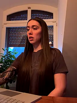 emiliasommer online show from 28, 11, 2025