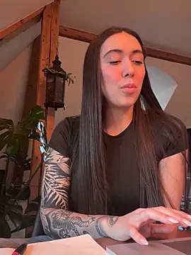 emiliasommer online show from 4, 12, 2025