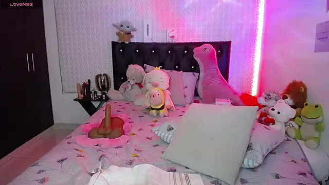 Snapshot of redgirlofficial chatting on 4, 3, 2025 redgirlofficial online show from 4, 3, 2025