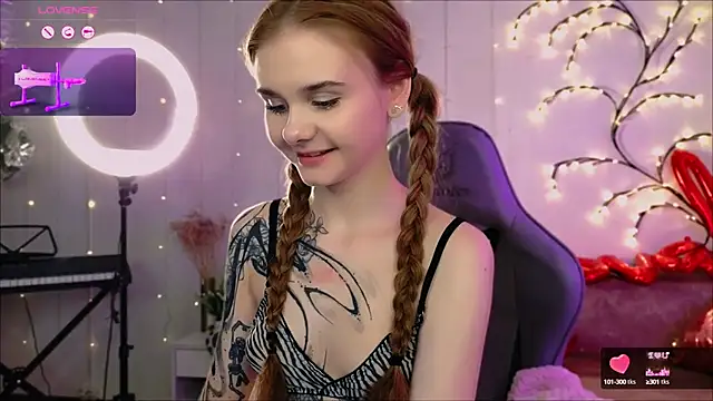 Snapshot of Britney_Lynch chatting on 2, 2, 2025 Britney Lynch online show from 2, 2, 2025