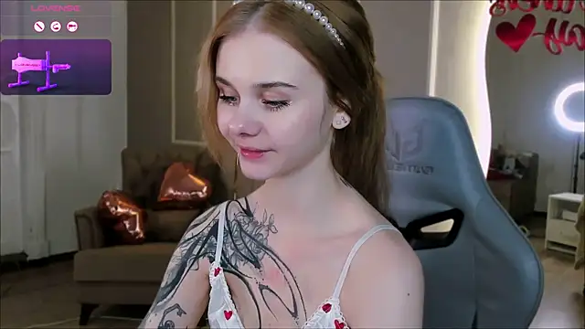 Snapshot of Britney_Lynch chatting on 4, 2, 2025 Britney Lynch online show from 4, 2, 2025