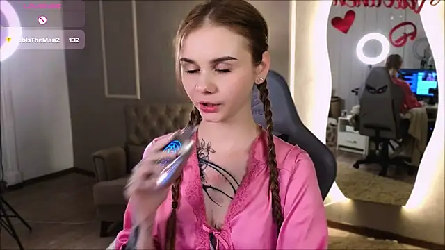 Snapshot of Britney_Lynch chatting on 14, 2, 2025 Britney Lynch online show from 14, 2, 2025