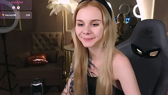 Snapshot of Britney_Lynch chatting on 22, 2, 2025 Britney Lynch online show from 22, 2, 2025