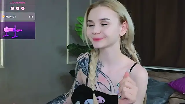 Snapshot of Britney_Lynch chatting on 27, 2, 2025 Britney Lynch online show from 27, 2, 2025