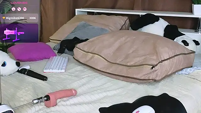 Snapshot of Britney_Lynch chatting on 27, 2, 2025 Britney Lynch online show from 27, 2, 2025