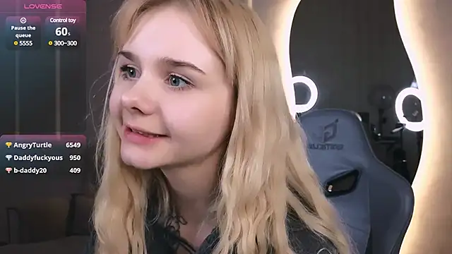 Snapshot of Britney_Lynch chatting on 13, 3, 2025 Britney Lynch online show from 13, 3, 2025