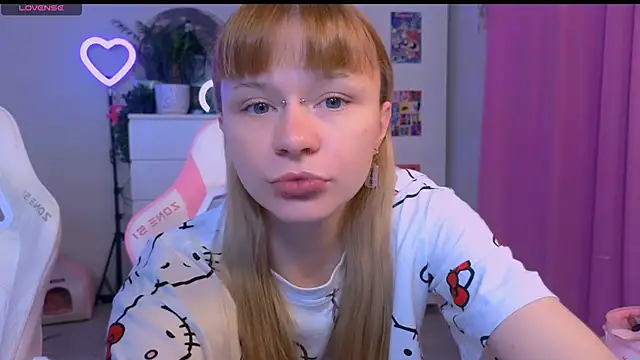 Snapshot of Britney_Lynch chatting on 14, 10, 2025 Britney Lynch online show from 14, 10, 2025