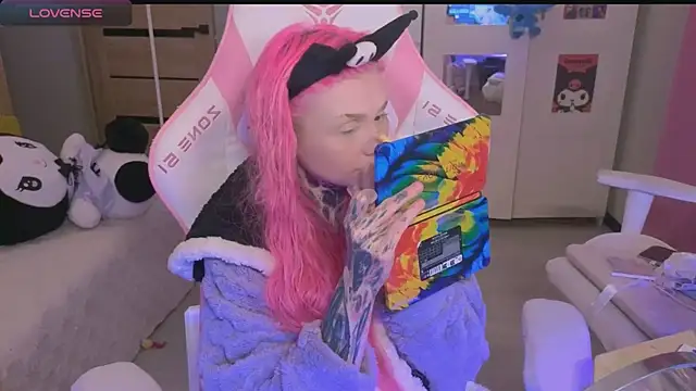 Snapshot of Britney_Lynch chatting on 22, 10, 2025 Britney Lynch online show from 22, 10, 2025