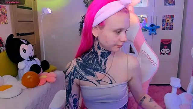 Snapshot of Britney_Lynch chatting on 28, 10, 2025 Britney Lynch online show from 28, 10, 2025