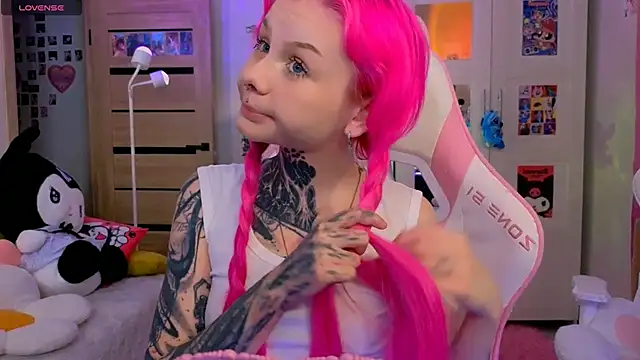 Snapshot of Britney_Lynch chatting on 30, 10, 2025 Britney Lynch online show from 30, 10, 2025