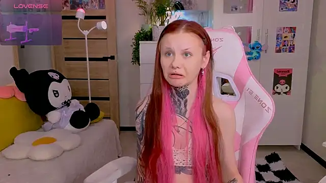 Snapshot of Britney_Lynch chatting on 6, 11, 2025 Britney Lynch online show from 6, 11, 2025