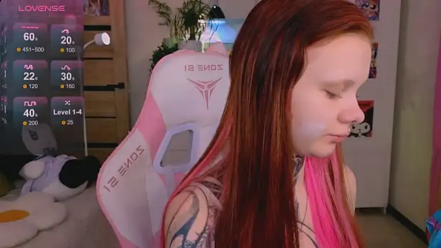 Snapshot of Britney_Lynch chatting on 6, 11, 2025 Britney Lynch online show from 6, 11, 2025