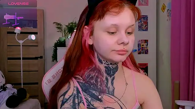 Snapshot of Britney_Lynch chatting on 12, 11, 2025 Britney Lynch online show from 12, 11, 2025