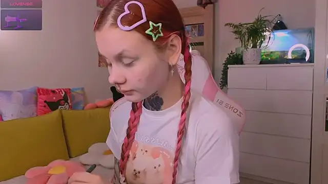 Snapshot of Britney_Lynch chatting on 13, 11, 2025 Britney Lynch online show from 13, 11, 2025