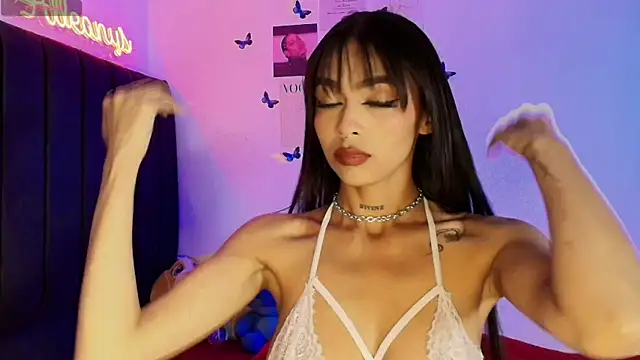 Snapshot of Alleanys_Cristal chatting on 13, 11, 2025 Alleanys Cristal online show from 13, 11, 2025