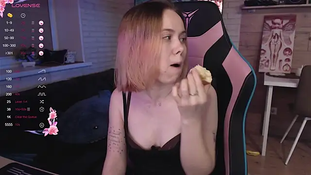 Snapshot of lucy_mirror chatting on 10, 11, 2025 lucy mirror online show from 10, 11, 2025