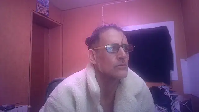 Snapshot of Lia_Y_PatrickX chatting on 2, 12, 2025 Lia Y PatrickX online show from 2, 12, 2025
