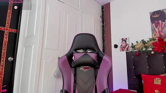 Snapshot of Reina_Love2 chatting on 26, 11, 2025 Reina Love2 online show from 26, 11, 2025