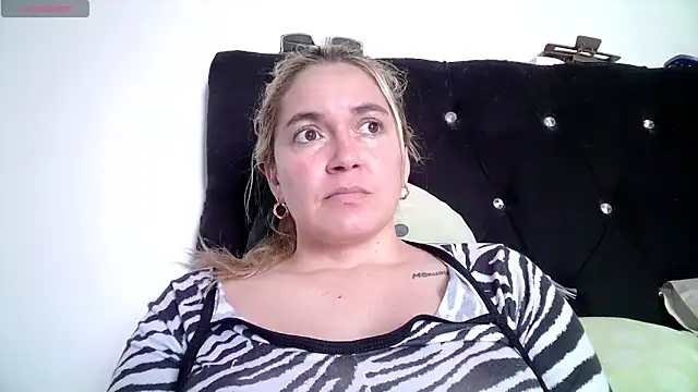 Izury Blondee online show from 17, 11, 2025