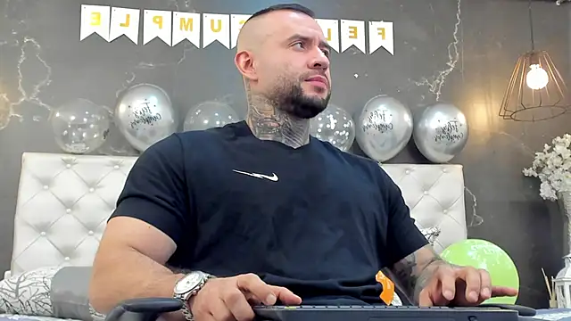 Snapshot of BruceDallas chatting on 18, 12, 2024 BruceDallas online show from 18, 12, 2024