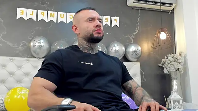 Snapshot of BruceDallas chatting on 19, 12, 2024 BruceDallas online show from 19, 12, 2024