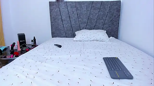 Snapshot of bella-black chatting on 27, 10, 2025 bella-black online show from 27, 10, 2025