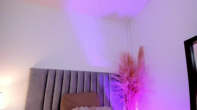 LucyJhonnsonn online show from 28, 1, 2025