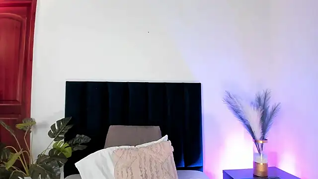 LucyJhonnsonn online show from 8, 2, 2025