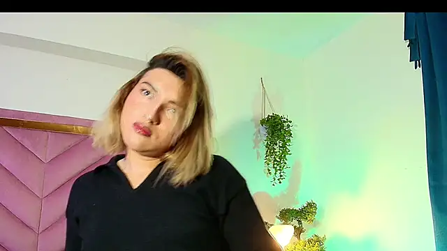 Snapshot of TomLondon_ chatting on 2, 10, 2025 TomLondon online show from 2, 10, 2025