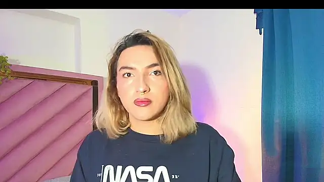 Snapshot of TomLondon_ chatting on 5, 11, 2025 TomLondon online show from 5, 11, 2025