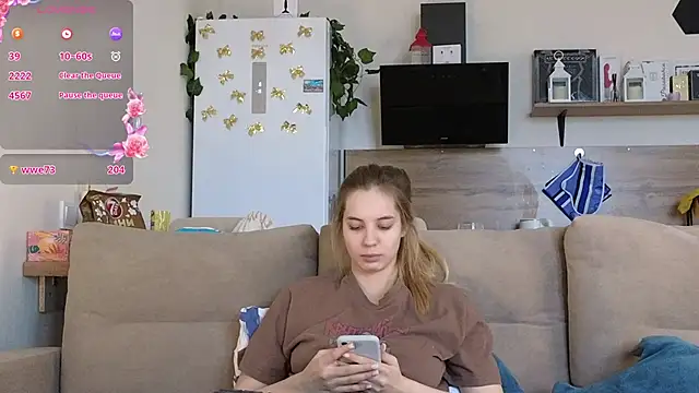 Girl alone home online show from 26, 2, 2025