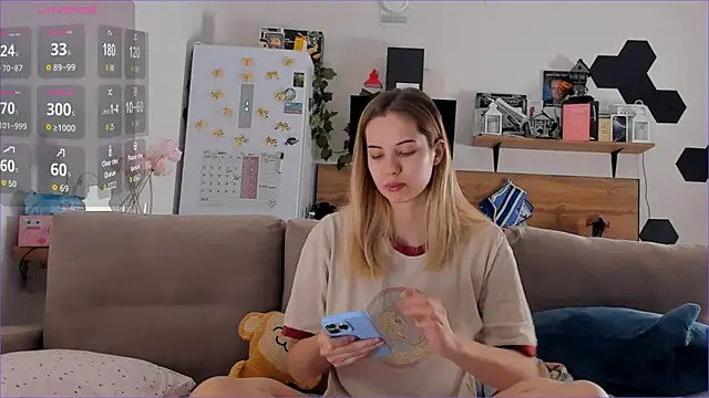 Girl alone home online show from 27, 11, 2025