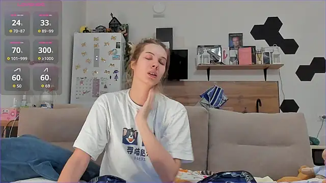 Girl alone home online show from 19, 12, 2025