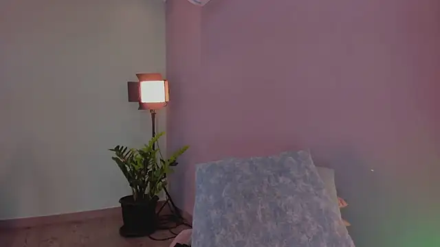 Snapshot of LynnSam_ chatting on 14, 2, 2025 LynnSam online show from 14, 2, 2025