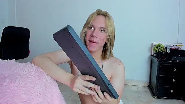 Snapshot of _Little_angel69 chatting on 18, 12, 2024  Little angel69 online show from 18, 12, 2024